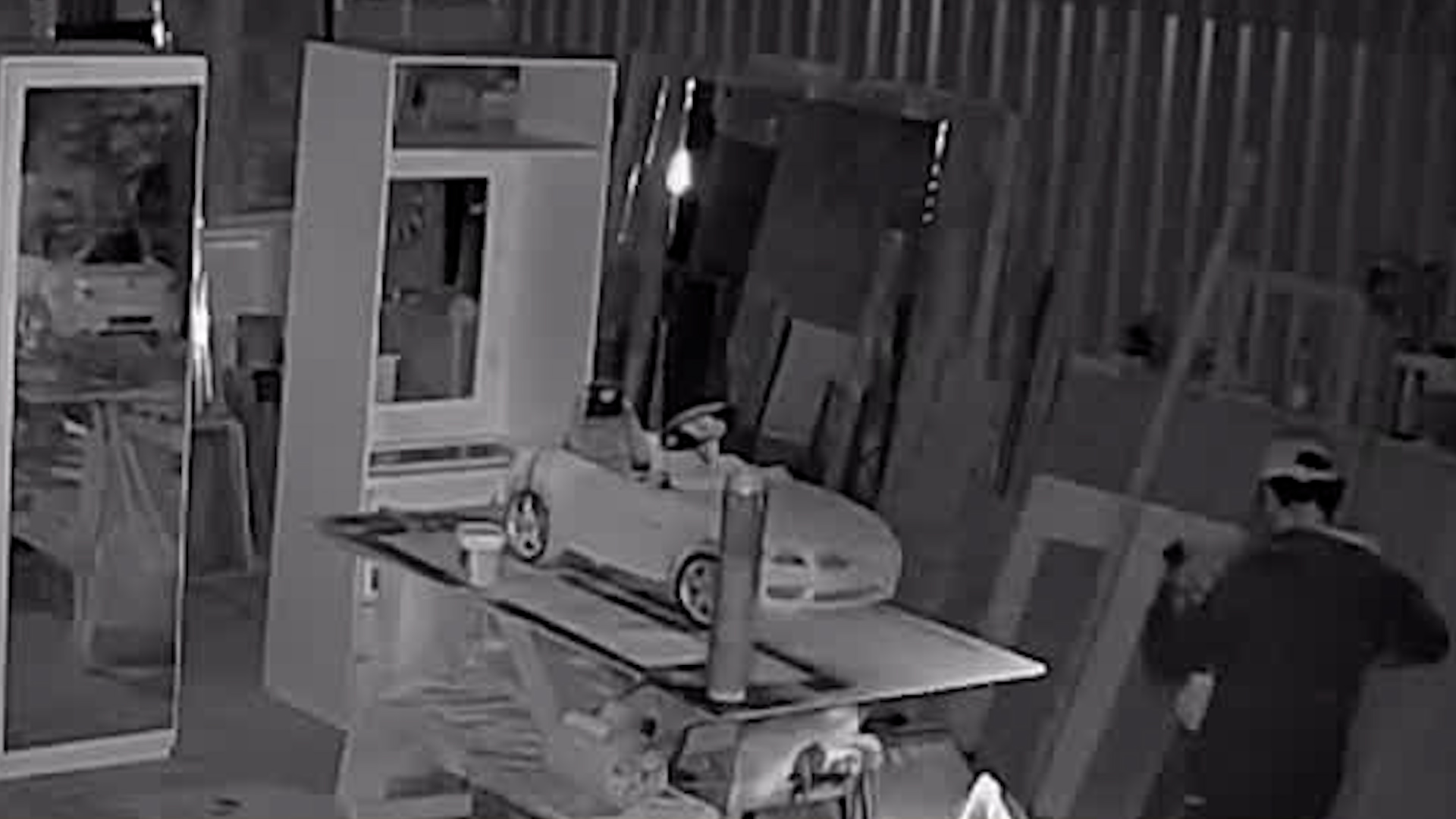 Delincuentes cometen robo en mueblería en Desamparados | VIDEO