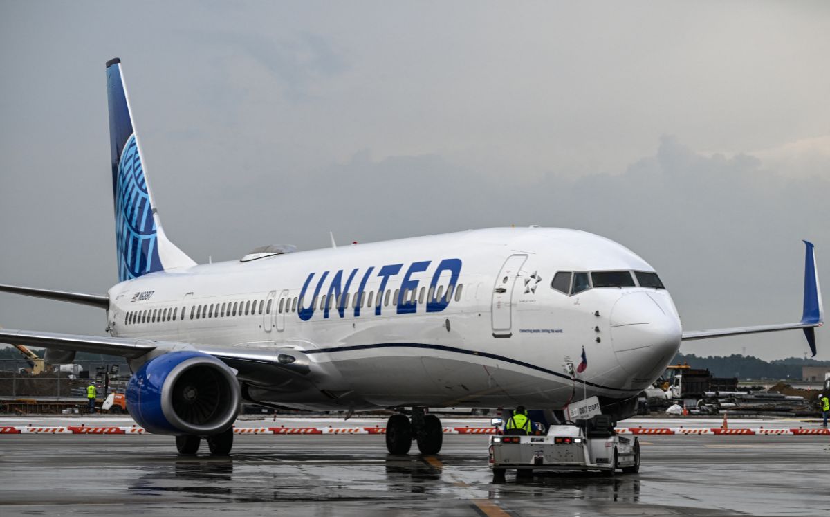 United Airlines sube tarifas por alza en precios del combustible. (AFP)