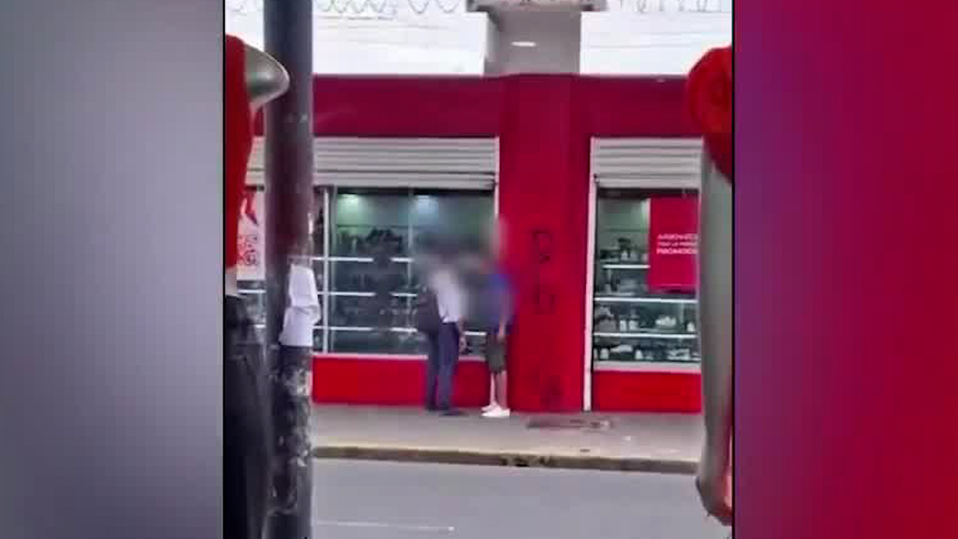 Habitante de la calle amenaza a hombre con arma punzocortante