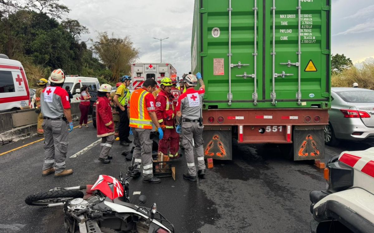 Un motociclista falleció tras colisionar contra un camión. (Cruz Roja)