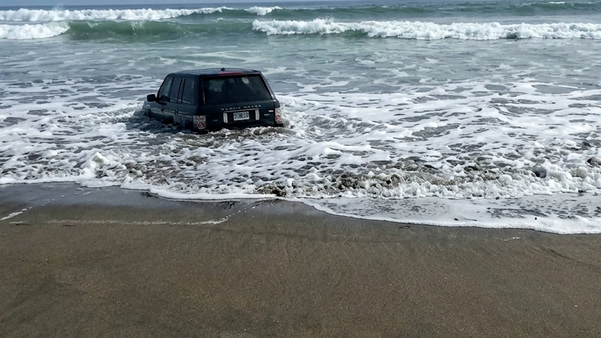 Motociclista ingresó con vehículo al mar | VIDEO