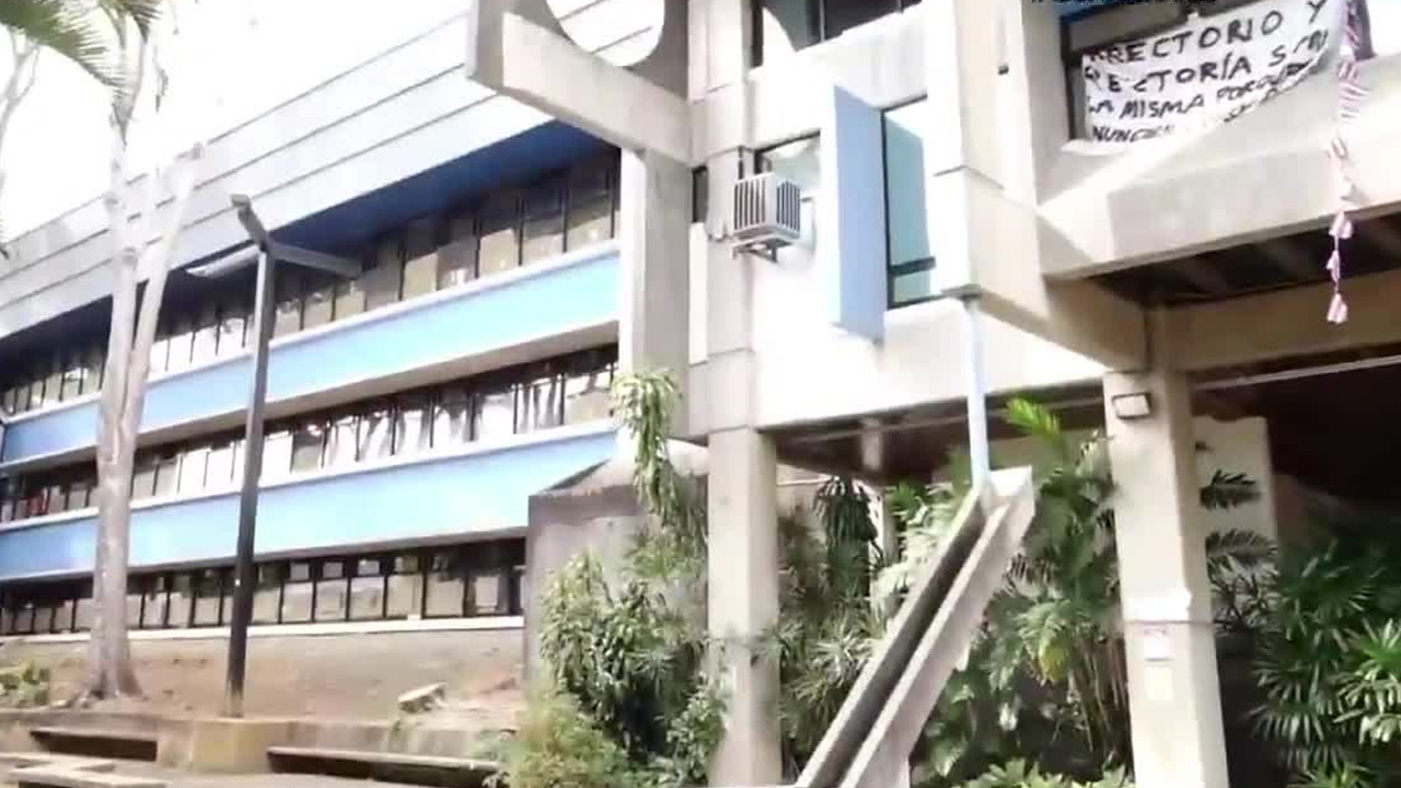 Estudiantes mantienen toma de rectoría