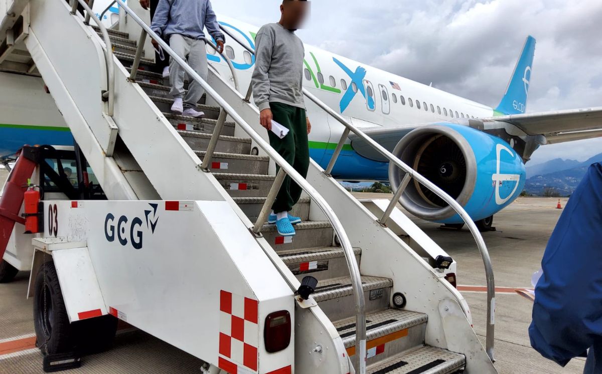 25 extranjeras y tres costarricenses deportados de Estados Unidos llegan a Costa Rica.