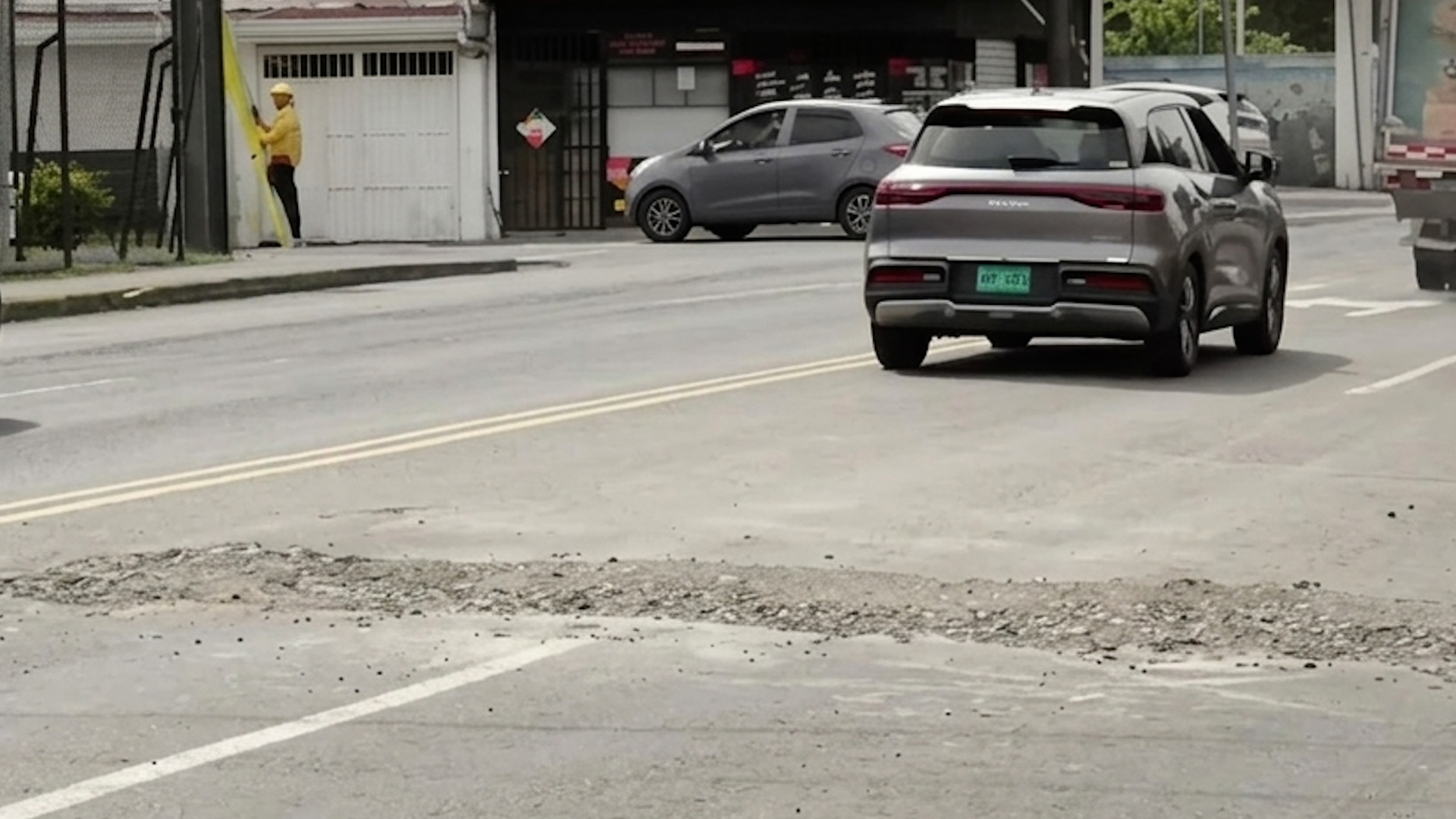Hueco en carretera pone en riesgo a conductores en Desamparados