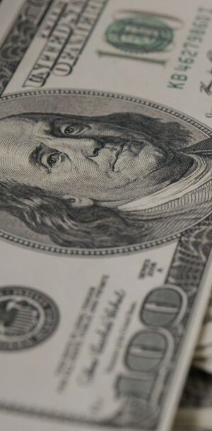 La diferencia entre ambos precios se conoce como spread.