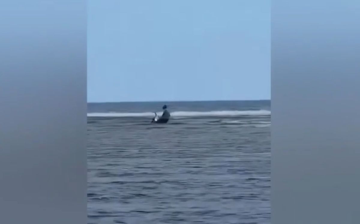 Motociclista ingresó con vehículo al mar | VIDEO