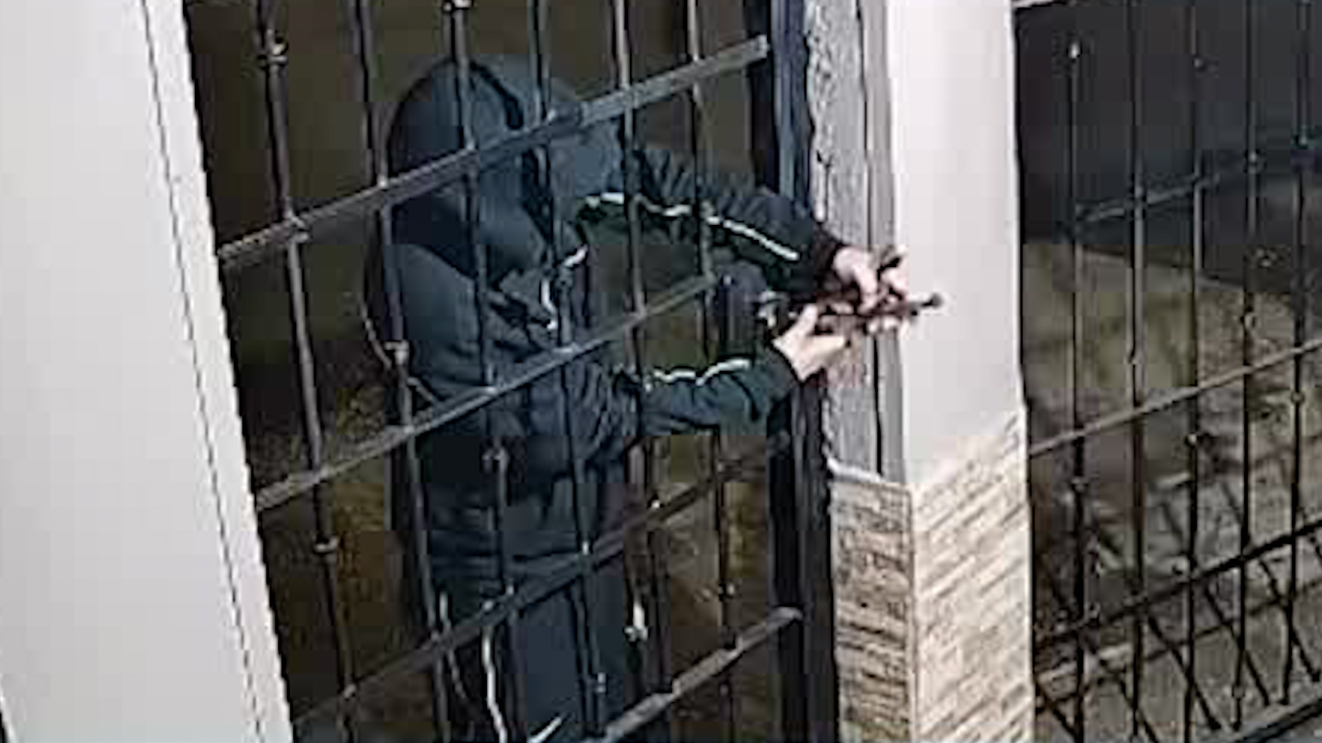 Sujeto usa herramienta para abrir portón | VIDEO