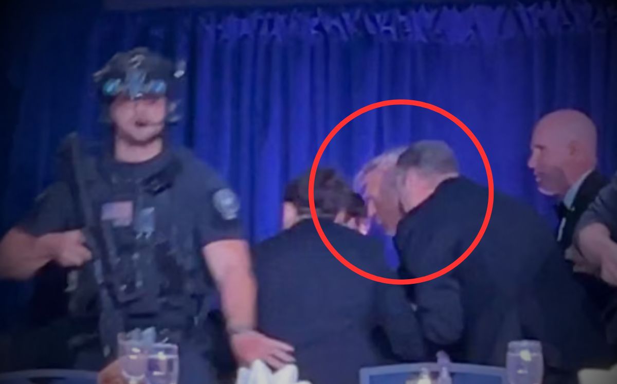 Agentes del Servicio Secreto evacúan a Donald Trump tras un tiroteo durante la cena de corresponsales en Washington.