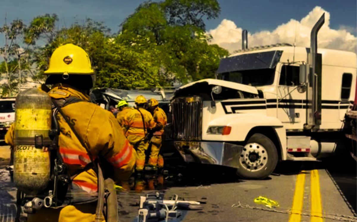 Conductor de buseta fallece tras colisión con tráiler; varias personas resultaron heridas y fueron trasladadas a centros médicos.
