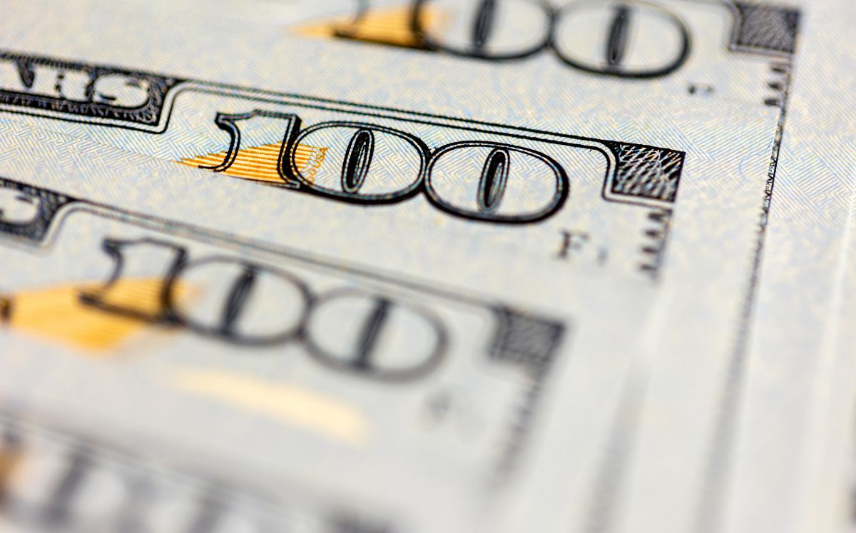 La diferencia entre ambos precios se conoce como spread.