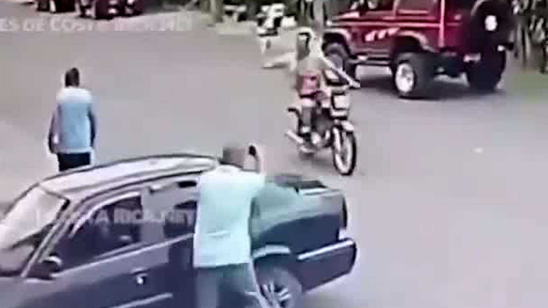 Motociclista lanzó una piedra contra un auto estacionado | VIDEO