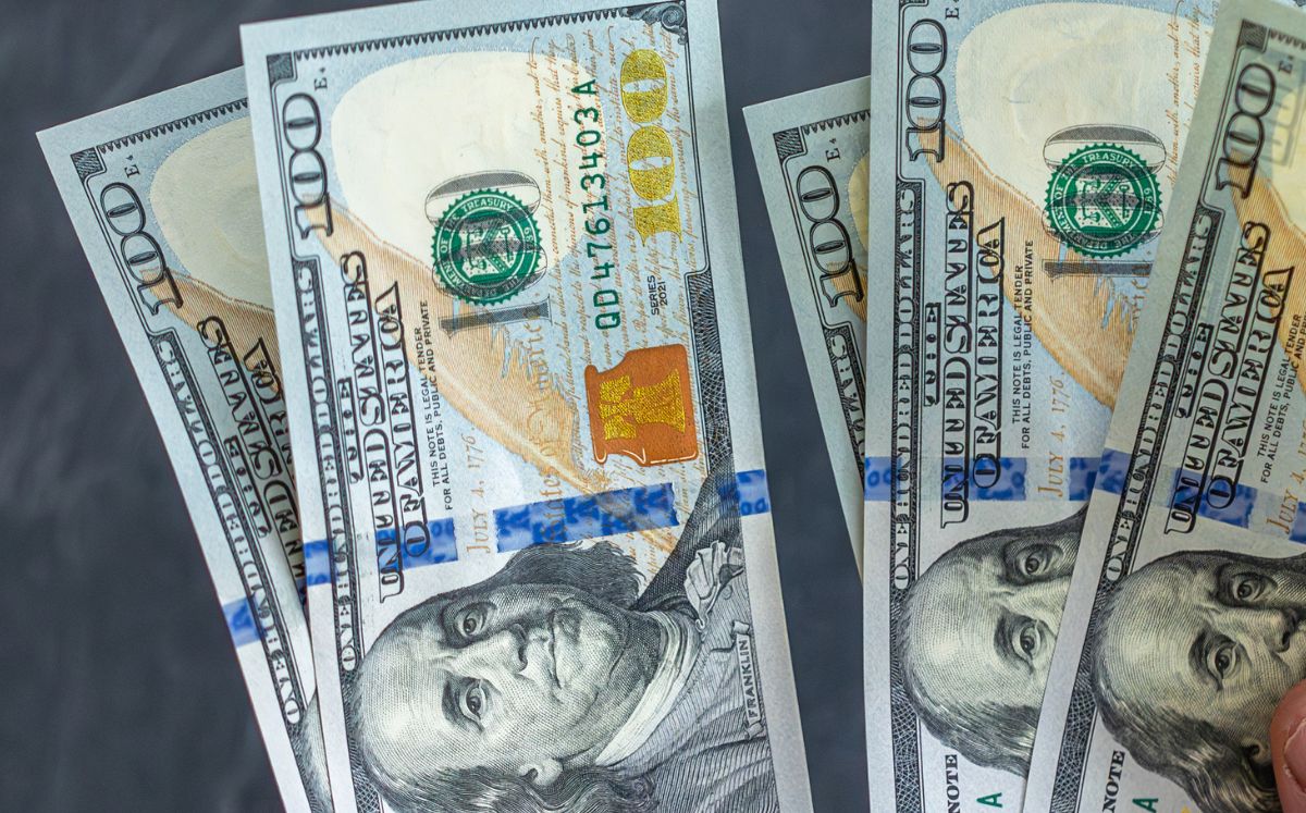 La diferencia entre ambos precios se conoce como spread.