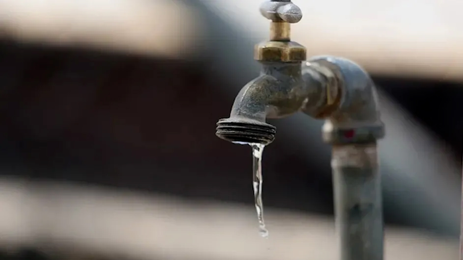 Vecinos de Calle Blancos reportan fuga de agua