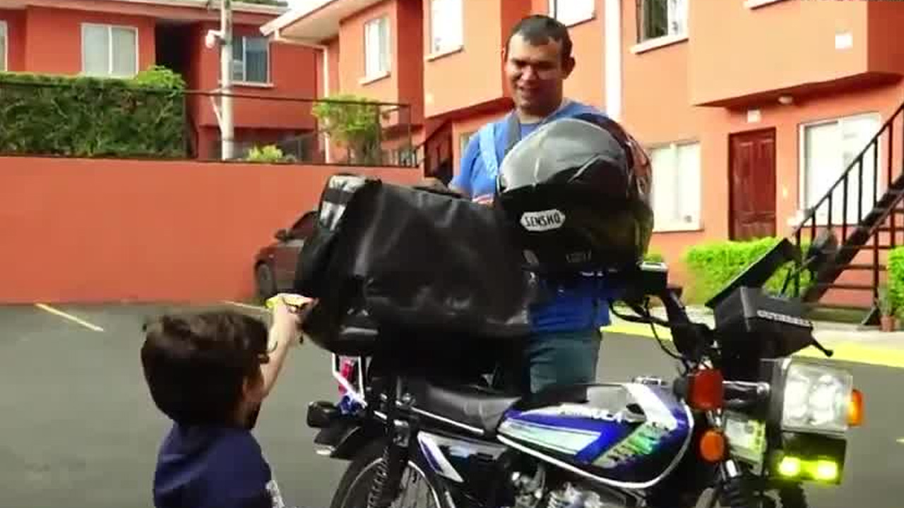Franco reparte comida a recolectores de basura