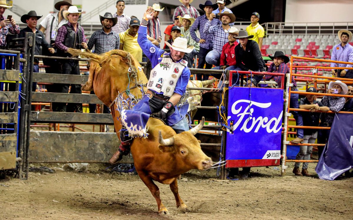 Competidores de siete países se medirán en rodeo estilo americano.