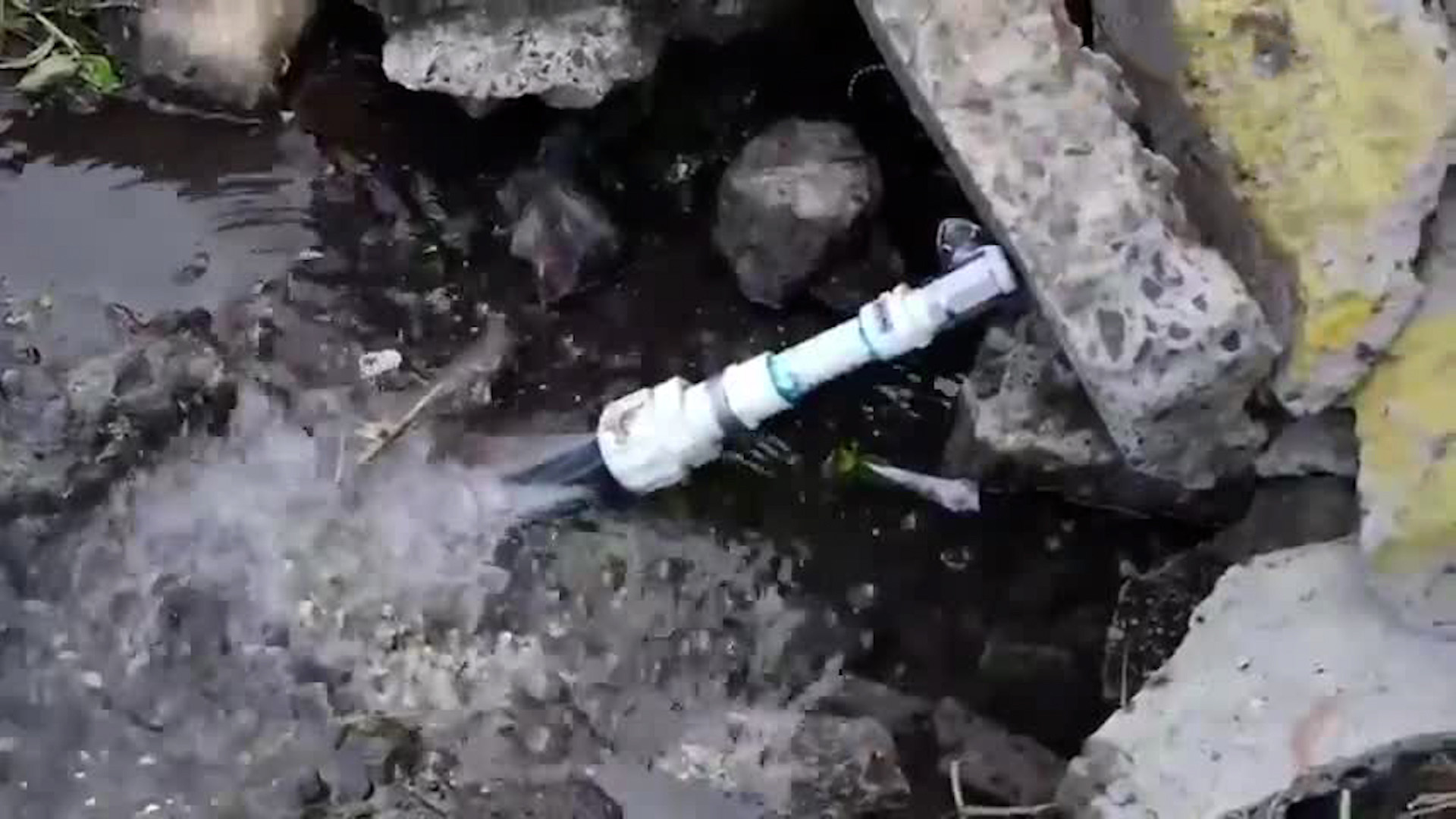 Fuga de agua en Calle Blancos ya fue reparada