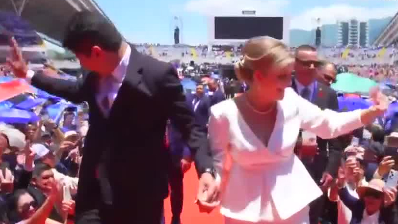 Así llegó Laura Fernández al Estadio Nacional para el Traspaso de Poderes 2026