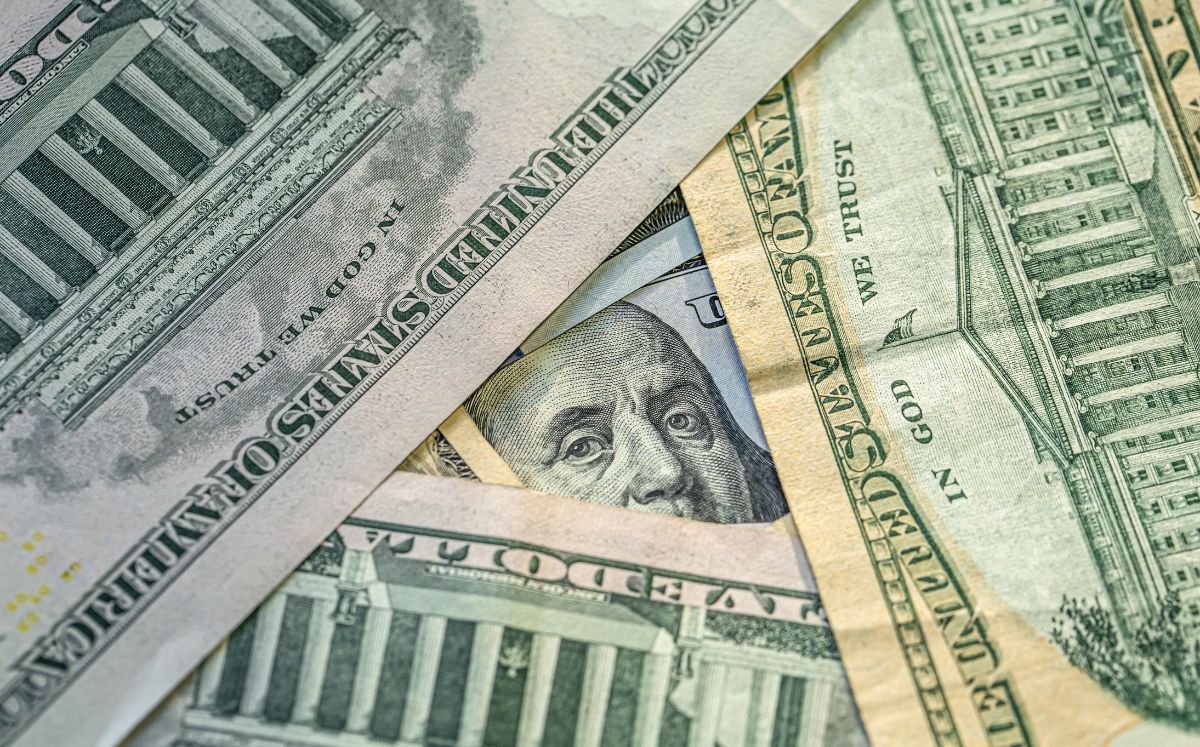 La diferencia entre ambos precios se conoce como spread.