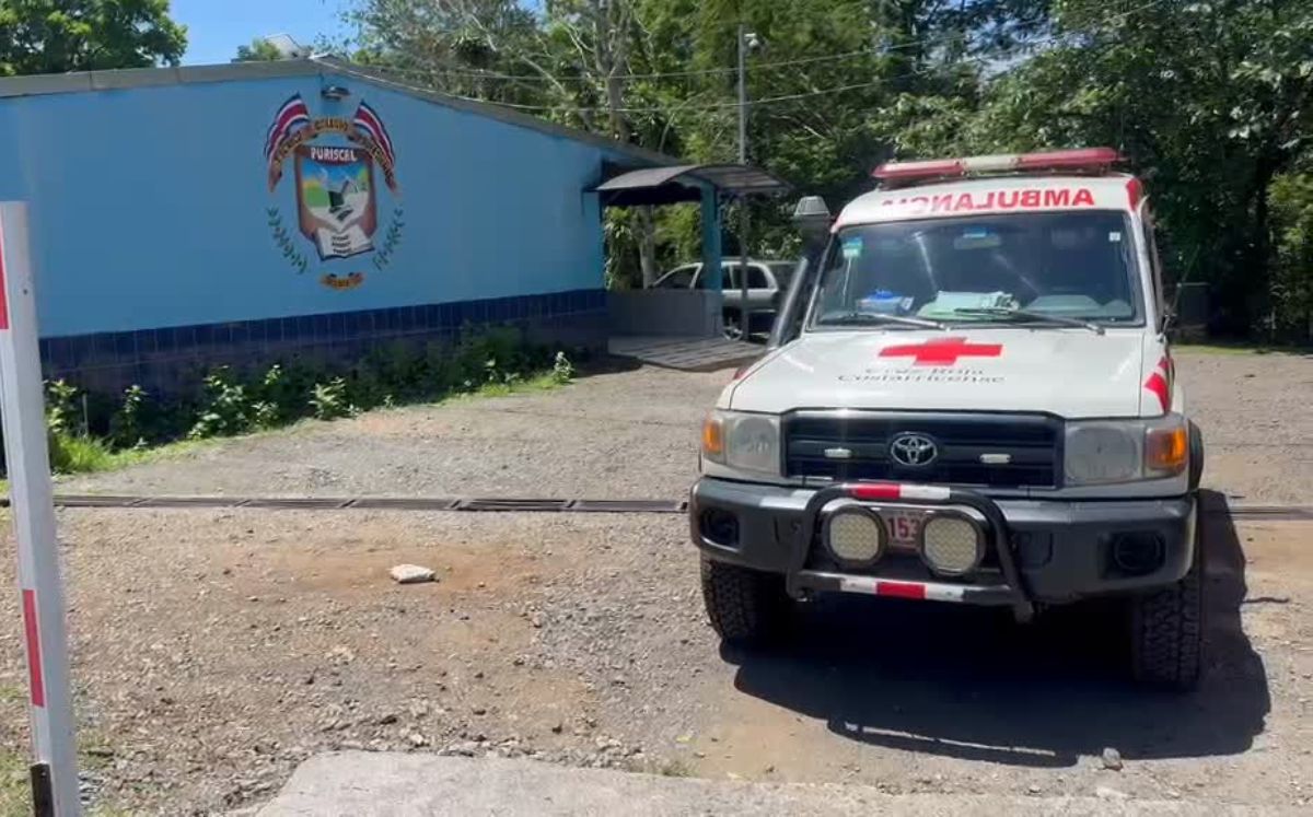 Las autoridades realizan operativo en el centro educativo.