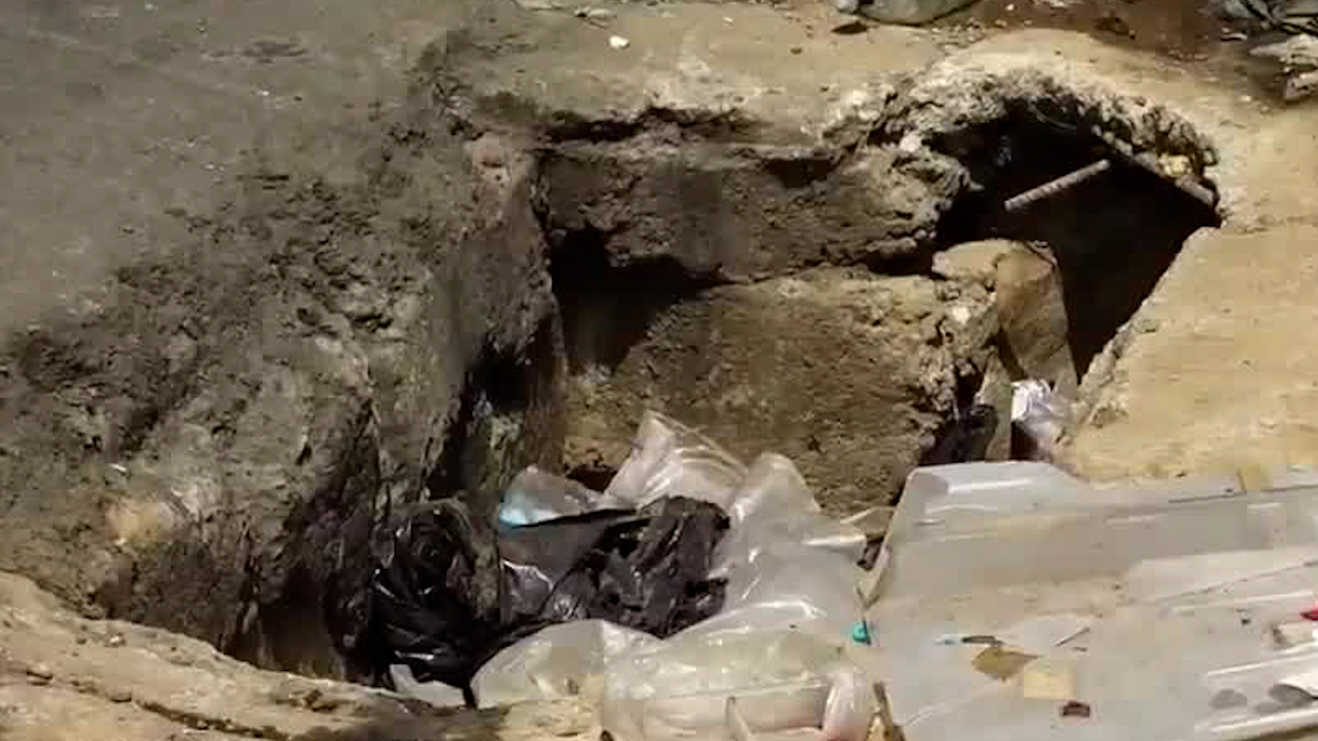 Niño cae en alcantarilla sin tapa en Purral