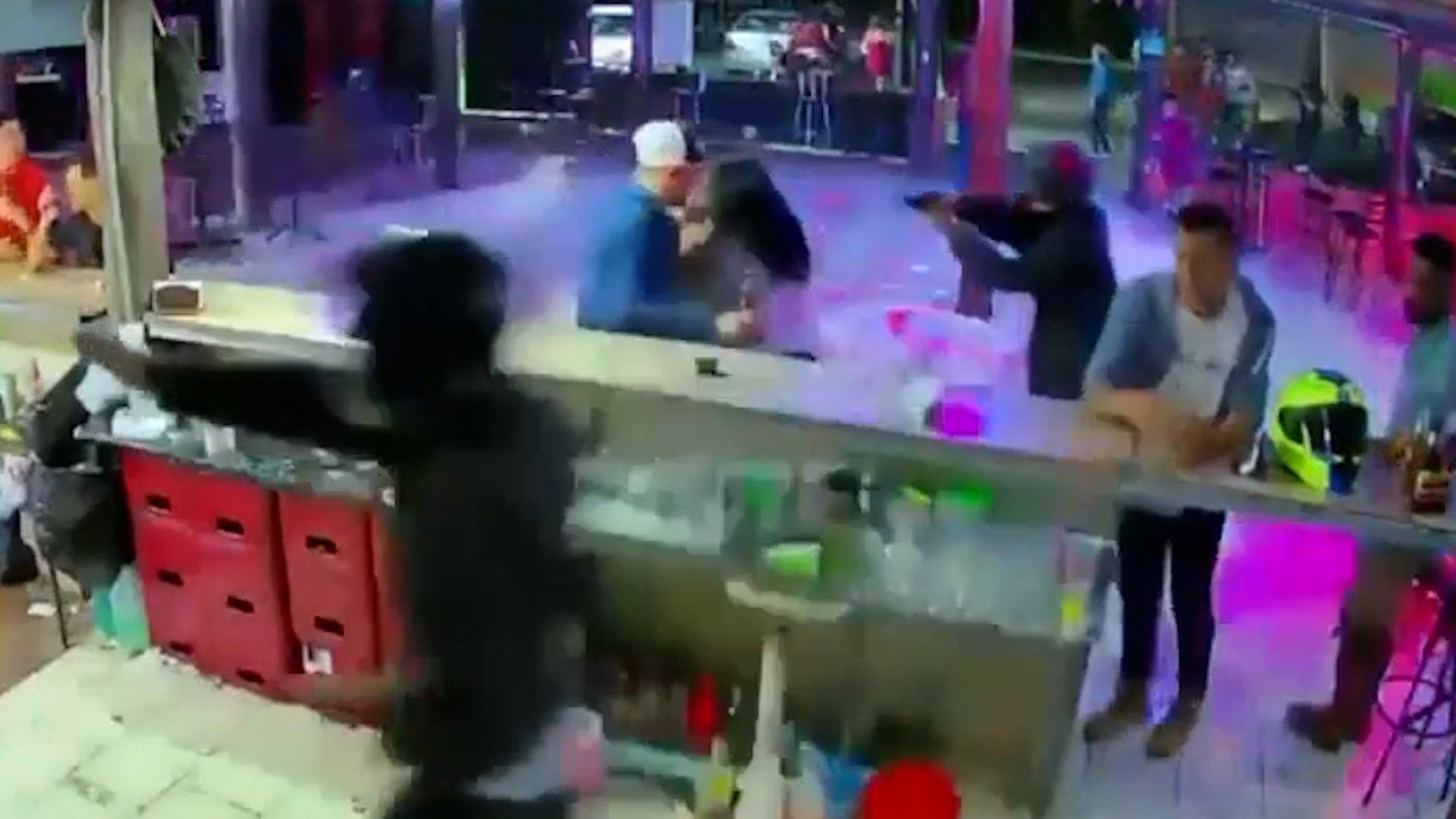 Violento asalto desató pánico en bar | VIDEO