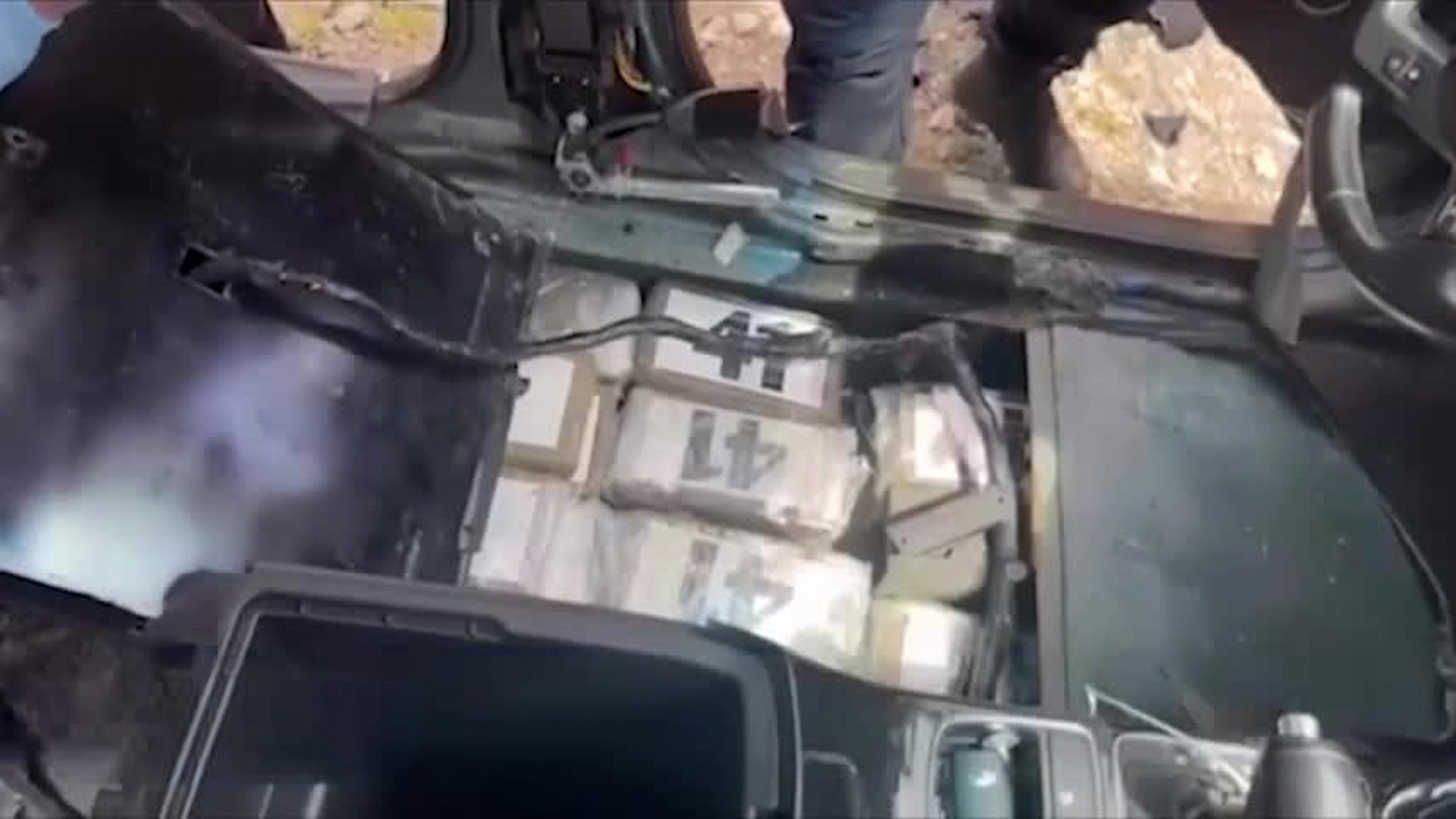 Autos son transformados en mamparas para droga