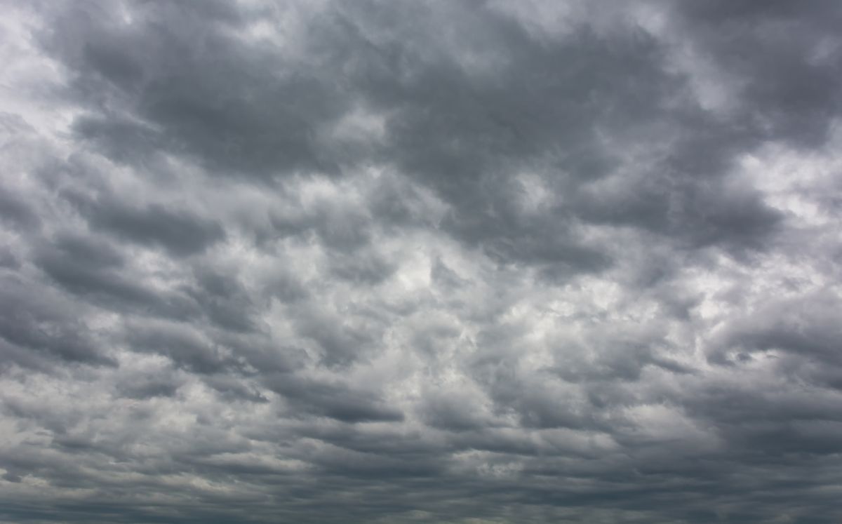 Condiciones húmedas provocarán lluvias y aguaceros aislados este martes en el país.