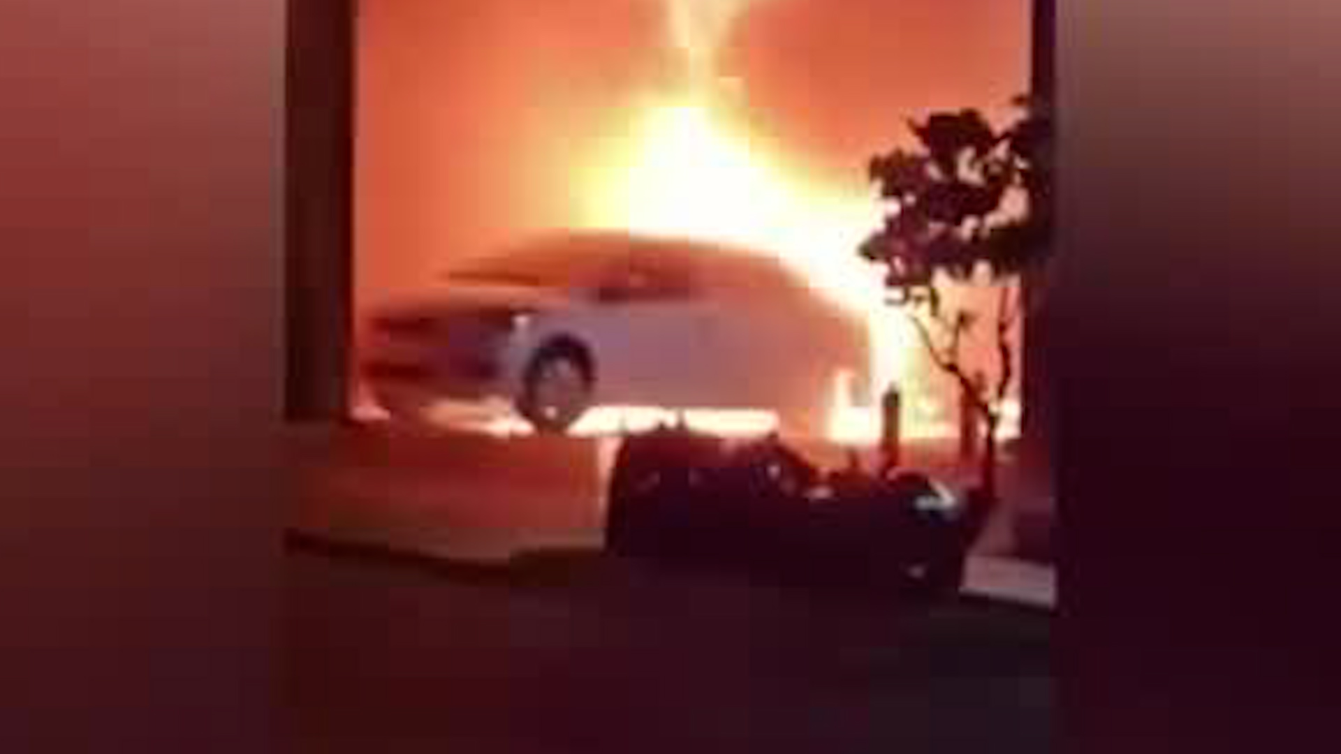 Dos vehículos se incendiaron en lavacar