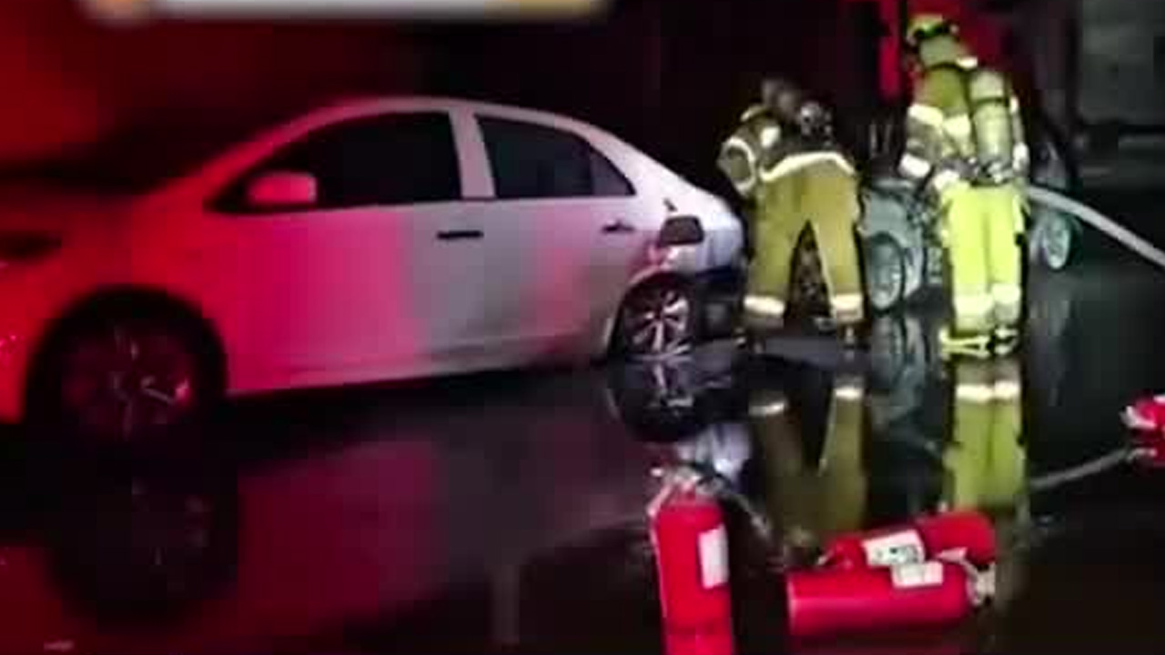 Dos vehículos se incendiaron en un lavacar