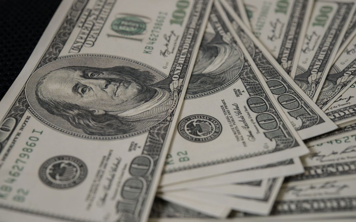 La diferencia entre ambos precios se conoce como spread.