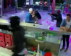 Violento asalto desató pánico en bar | VIDEO