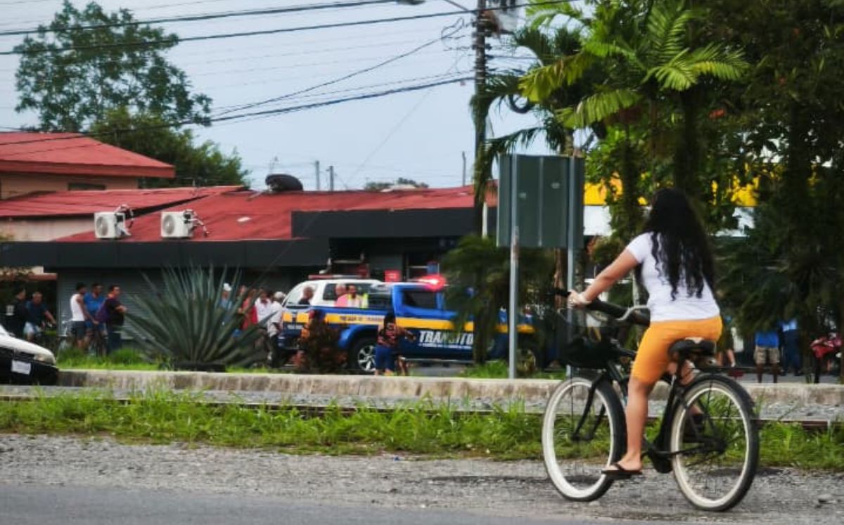 Ambos policías fueron trasladados al Hospital de Limón.