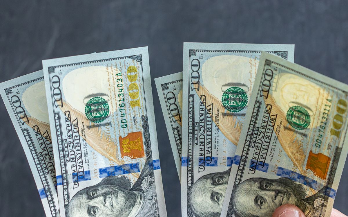 La diferencia entre ambos precios se conoce como spread.