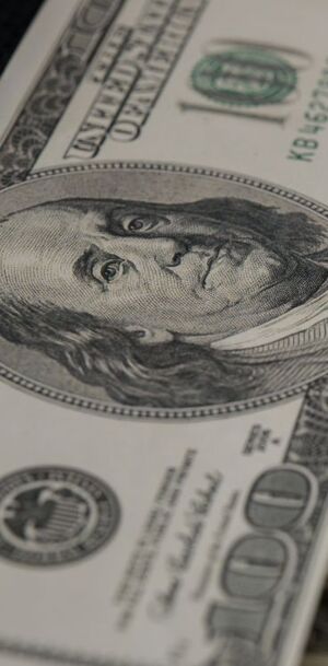 La diferencia entre ambos precios se conoce como spread.