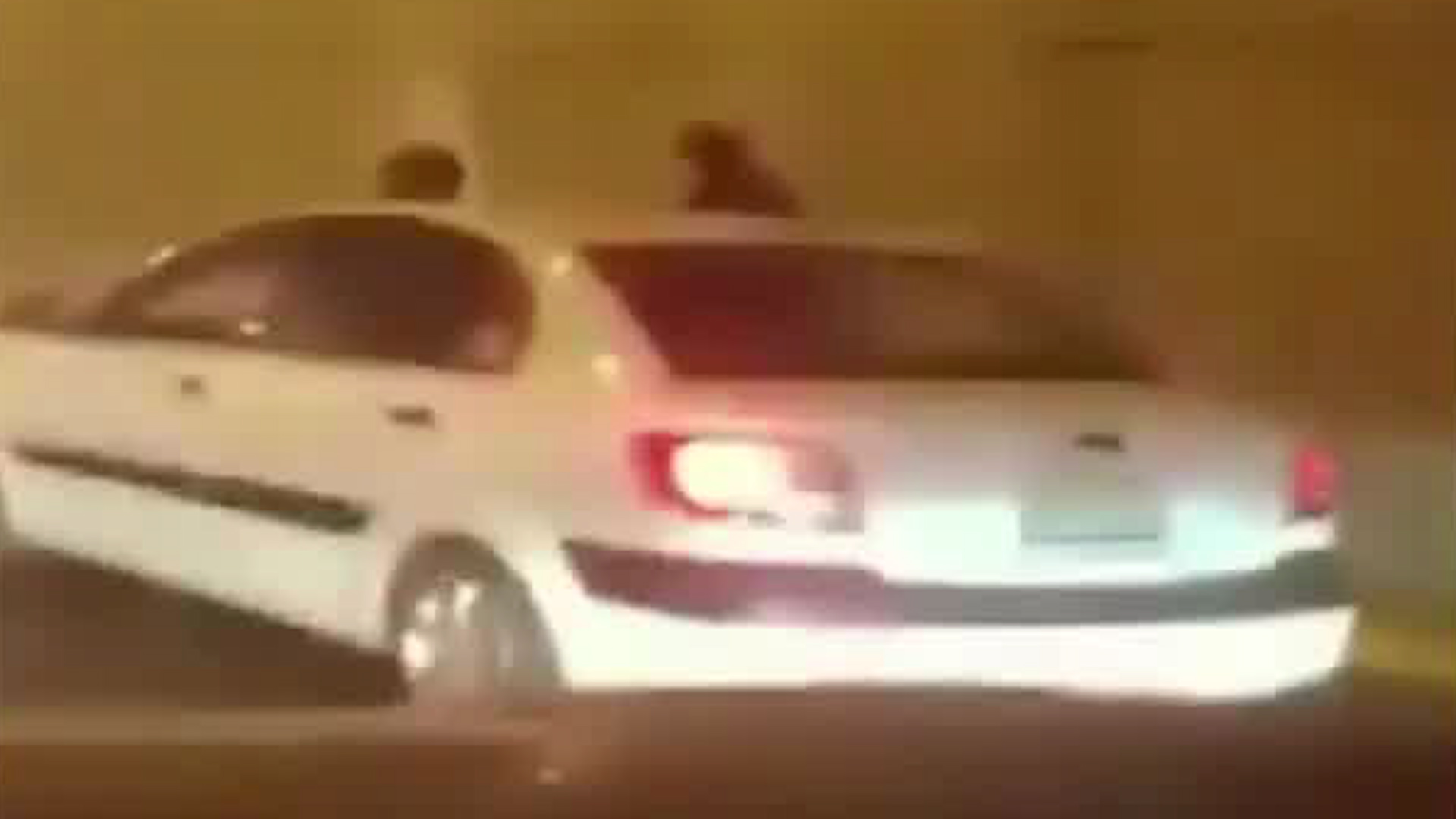 Sujeto aprovecha presa para intentar robar celular a conductor | VIDEO