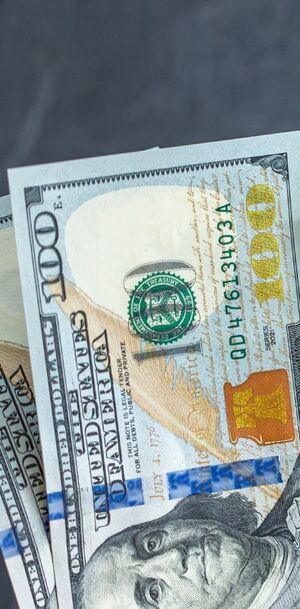 La diferencia entre ambos precios se conoce como spread.