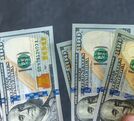 La diferencia entre ambos precios se conoce como spread.