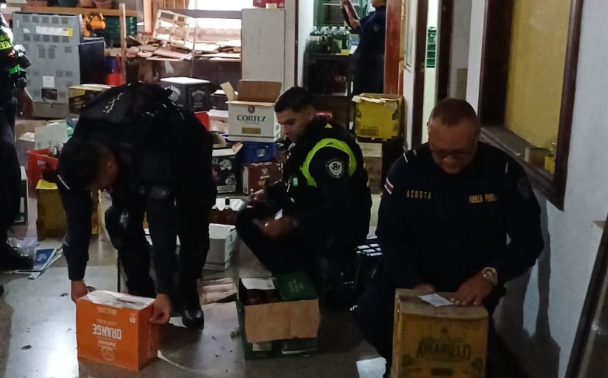 La Fuerza Pública coordinó con la Fiscalía, que ordenó realizar el decomiso de la mercadería. (MPS)