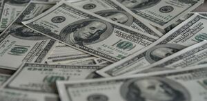 La diferencia entre ambos precios se conoce como spread.