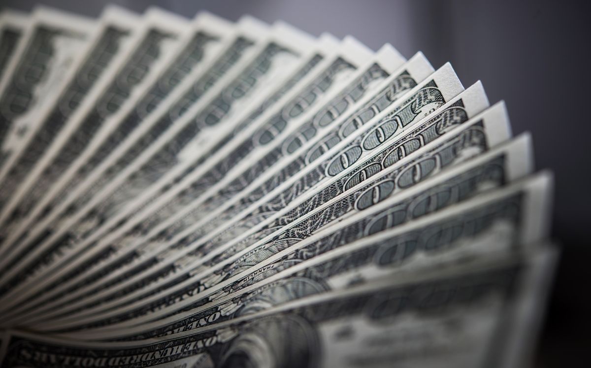 La diferencia entre ambos precios se conoce como spread.