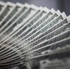 La diferencia entre ambos precios se conoce como spread.