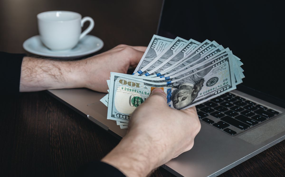 La diferencia entre ambos precios se conoce como spread.