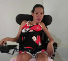 Mujer lucha contra enfermedad neurodegenerativa