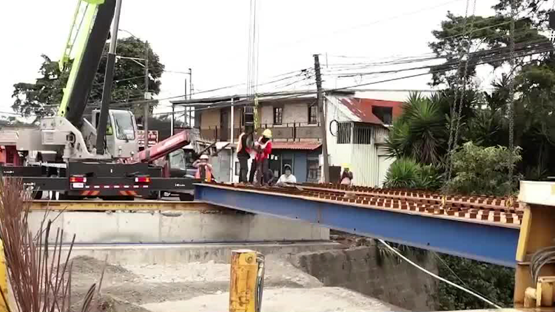 Inician montaje de vigas en puente Taras