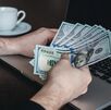 La diferencia entre ambos precios se conoce como spread.
