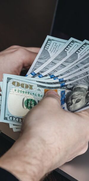 La diferencia entre ambos precios se conoce como spread.