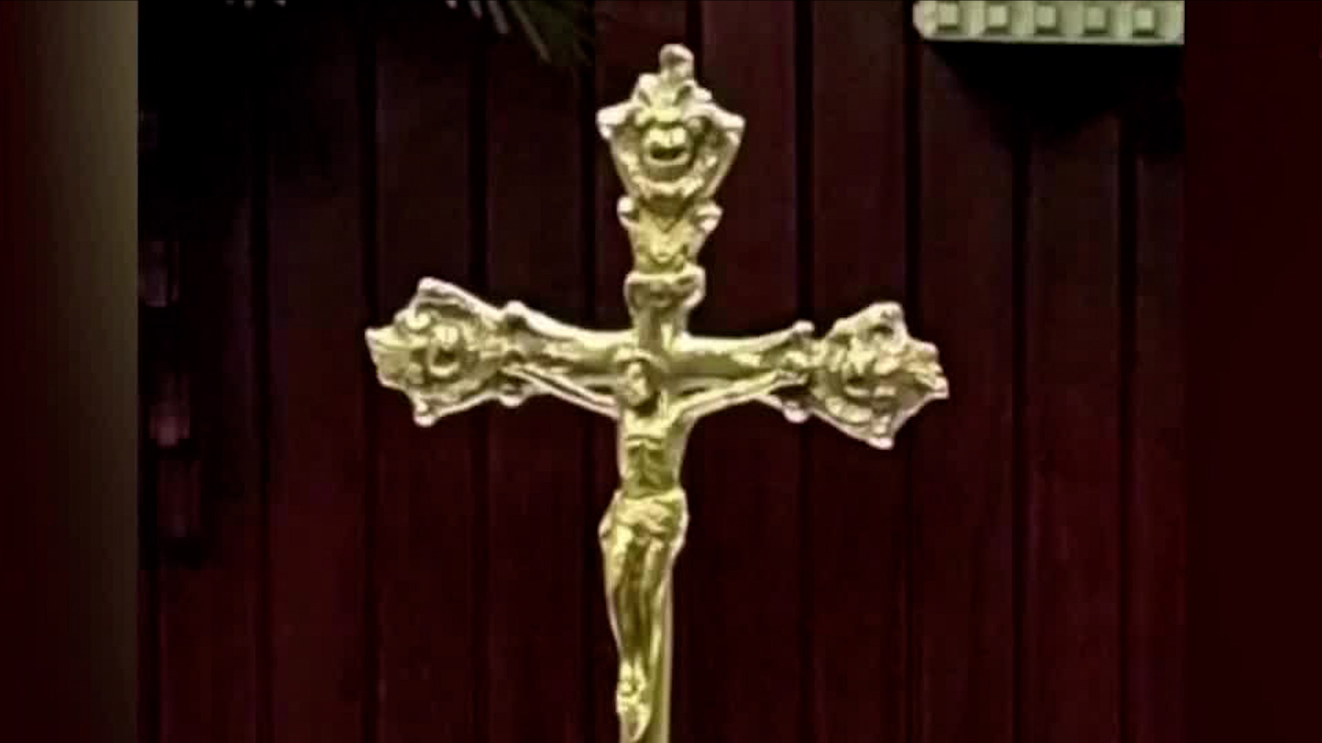 Mujer distrae a sacristán para robar crucifijo de capilla