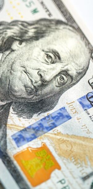 La diferencia entre ambos precios se conoce como spread.