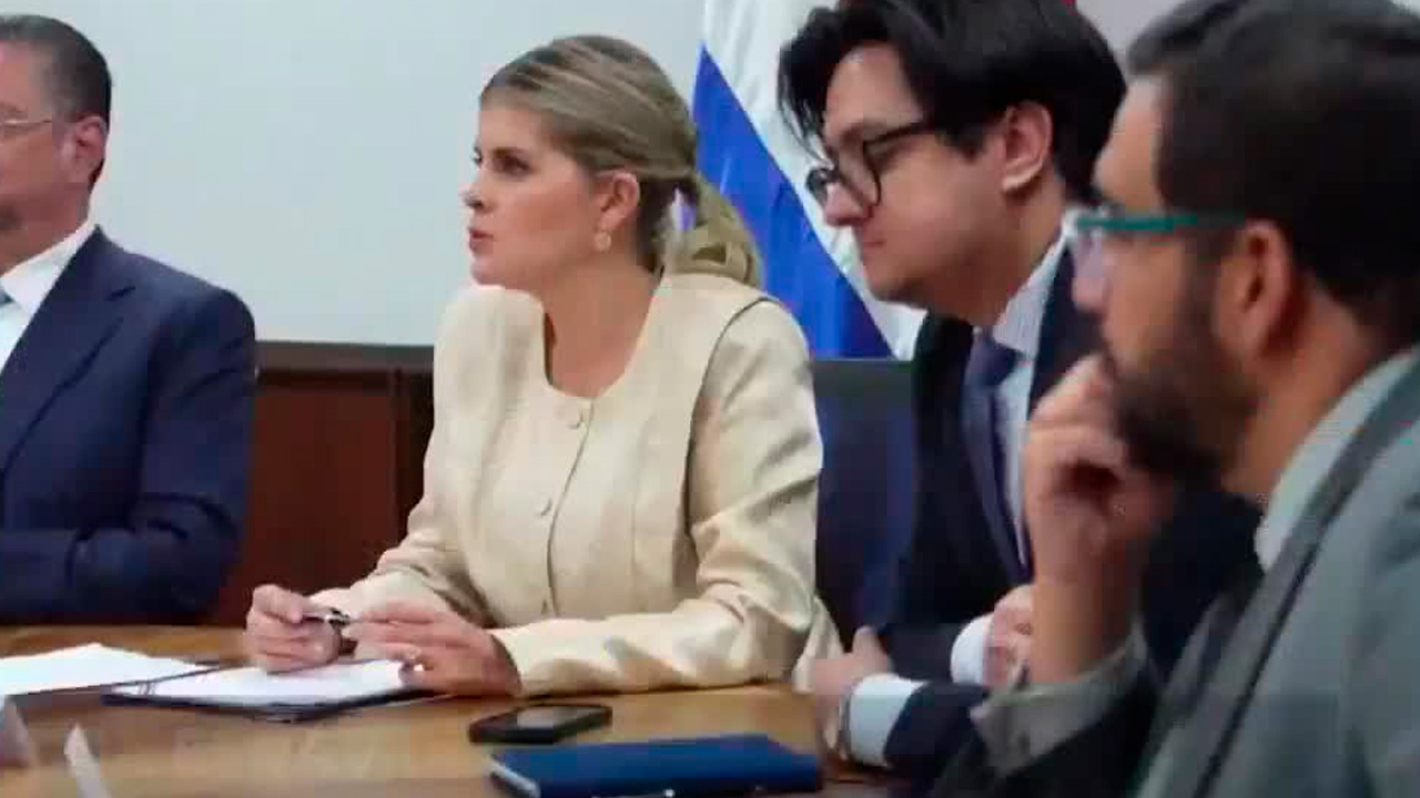 Laura Fernández se reunió con bancadas de oposición