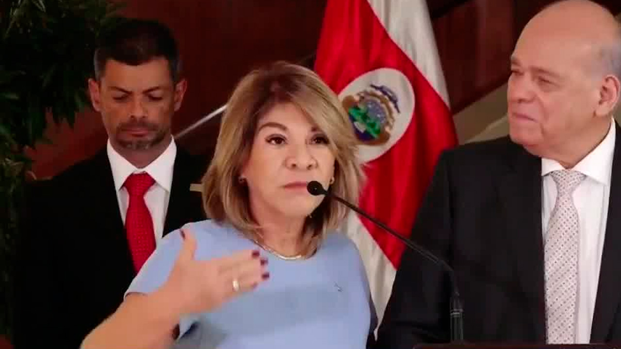 Patricia Solano interviene en conferencia de prensa